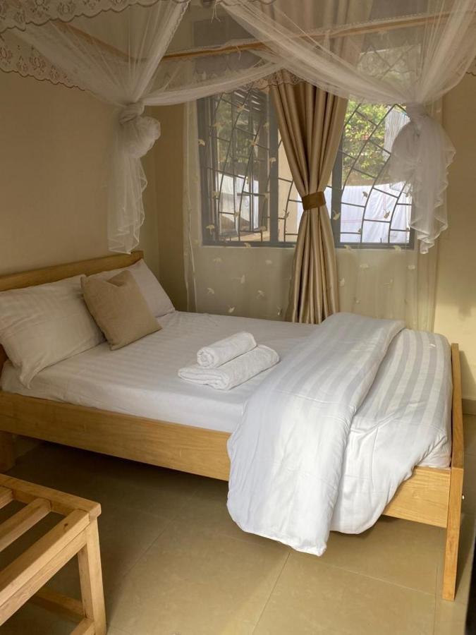 Golden Cherries Guest House Jinja Exteriör bild