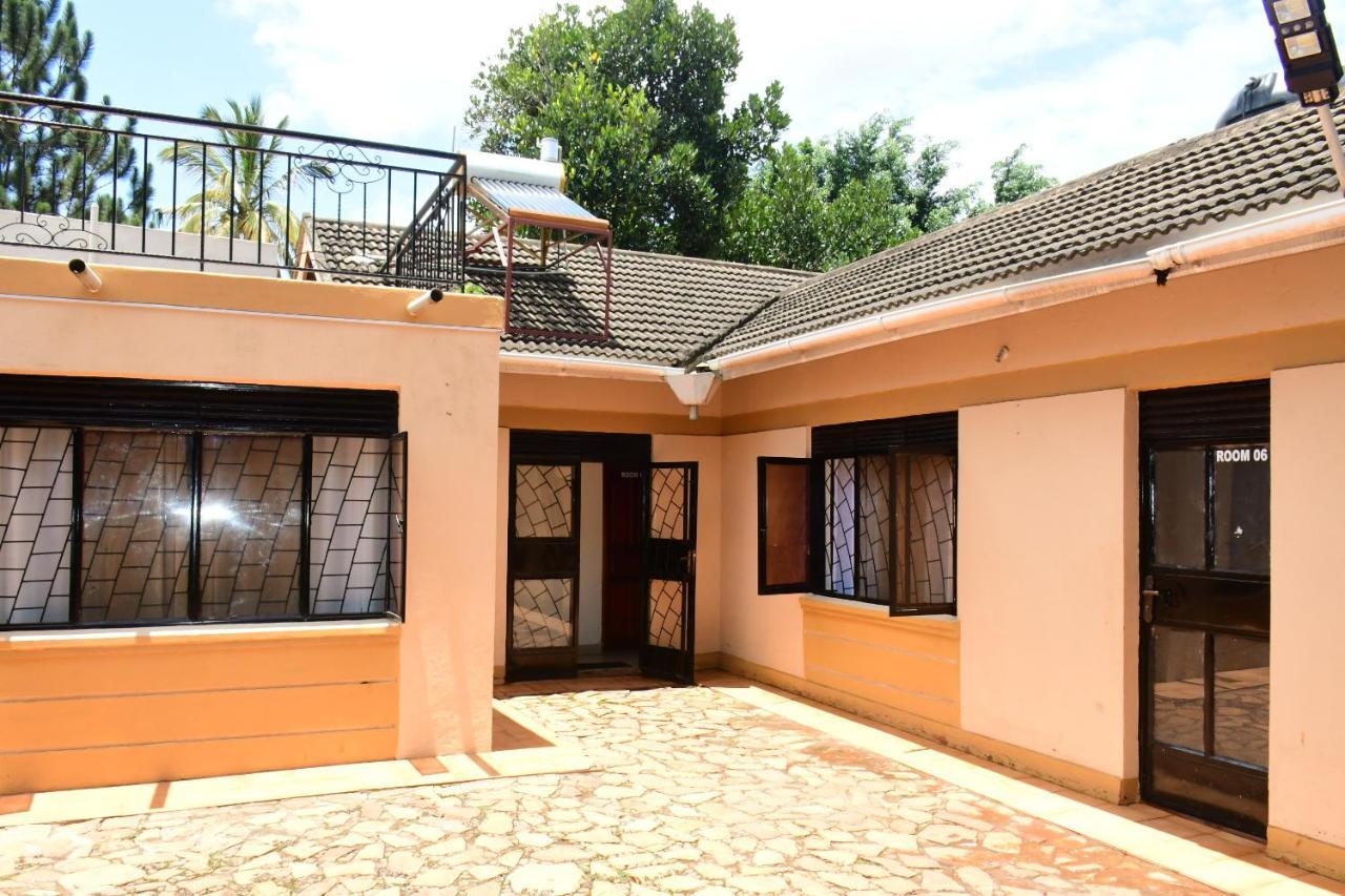 Golden Cherries Guest House Jinja Exteriör bild