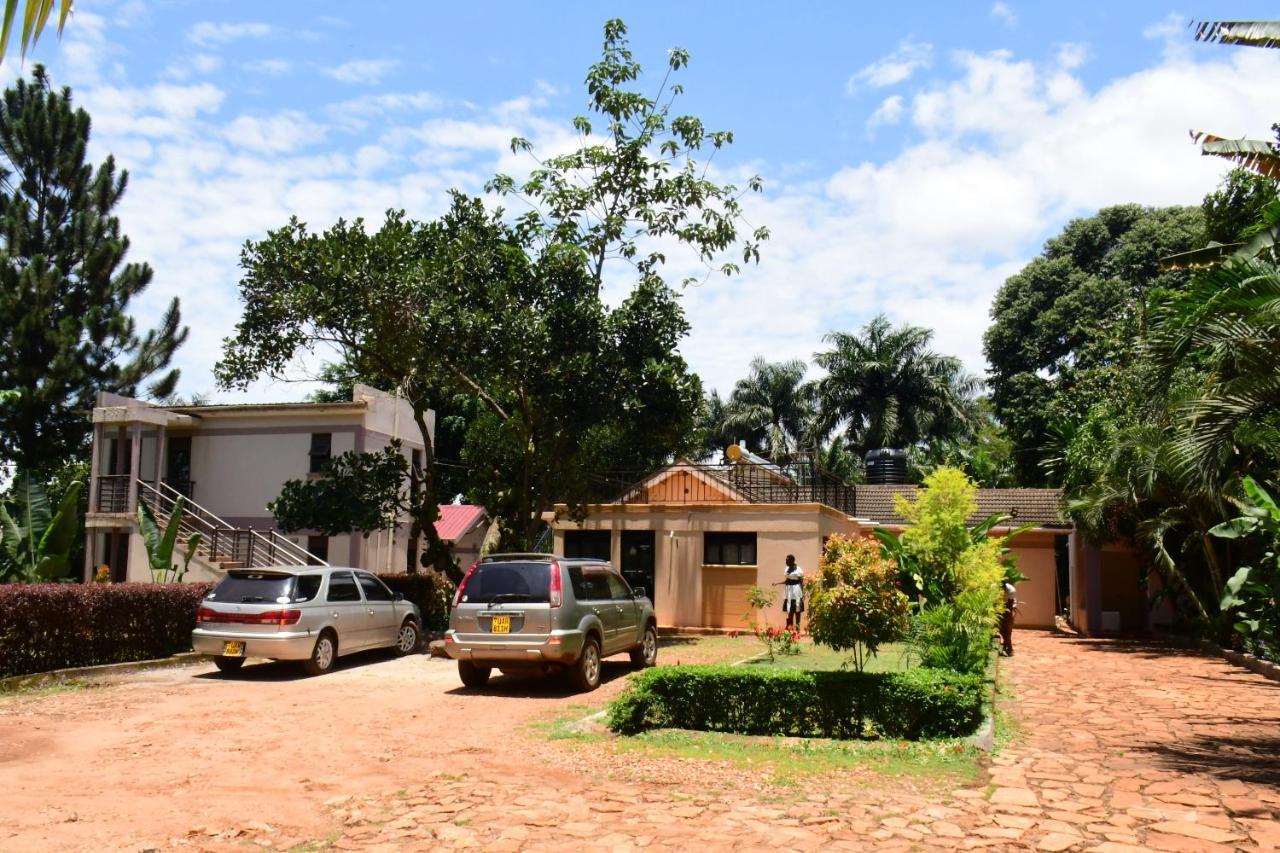 Golden Cherries Guest House Jinja Exteriör bild
