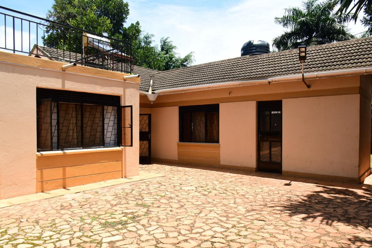 Golden Cherries Guest House Jinja Exteriör bild