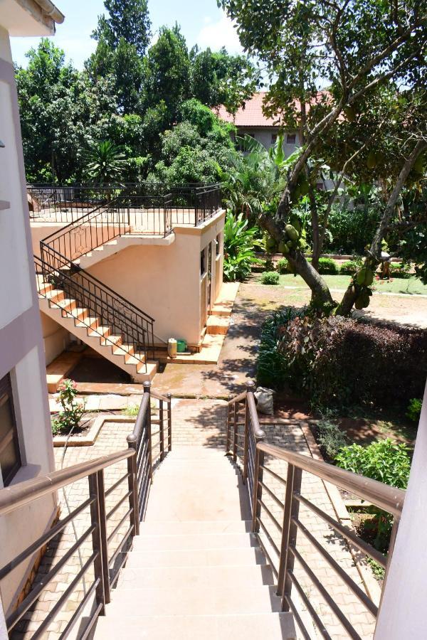 Golden Cherries Guest House Jinja Exteriör bild