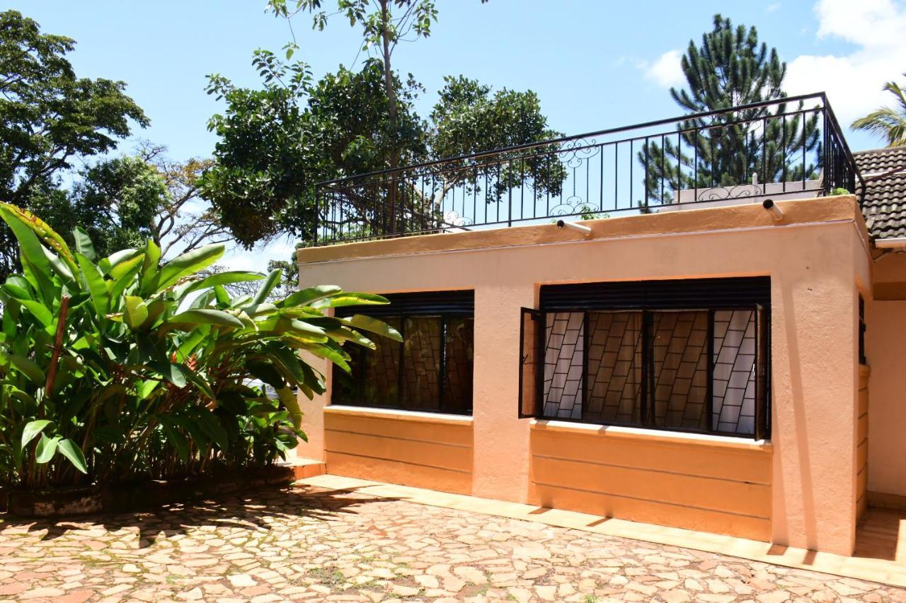 Golden Cherries Guest House Jinja Exteriör bild